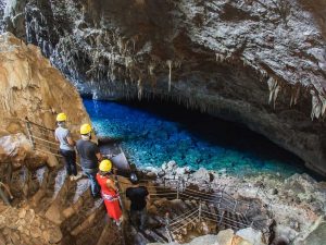 Como é o passeio pela Gruta do Lago Azul