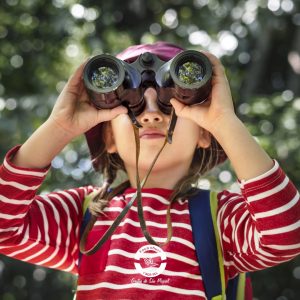 Criança observando as belezas do atrativo Grutas de São Miguel MS