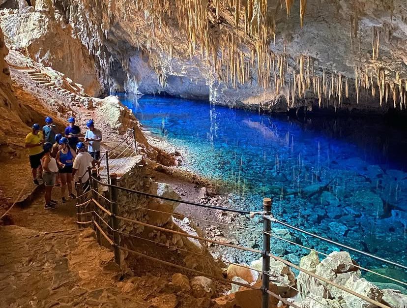 Interior da Gruta do Lago Azu, um espetáculo natural em Bonito MS