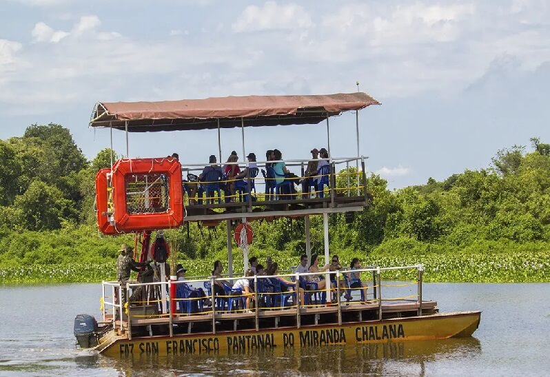 Como é o passeio de chalana no Pantanal MS?
